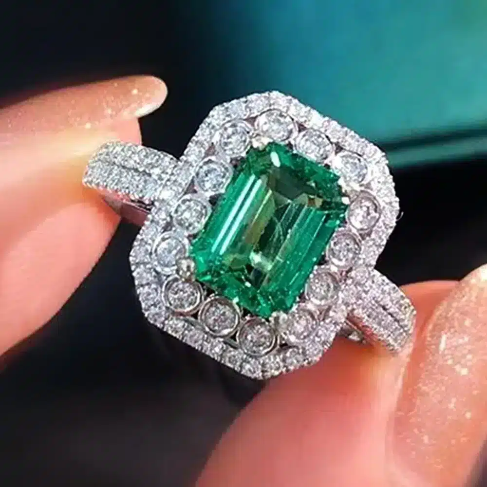 Bague Manon or blanc 18kt émeraude et diamants style vintage